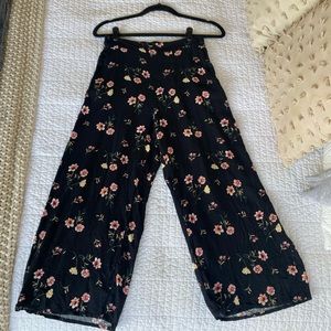 Hollister Women’s cropped flowy pants